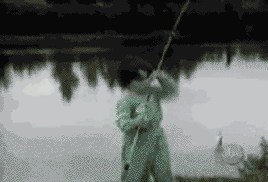 Детенце лови риба... поне се опитва